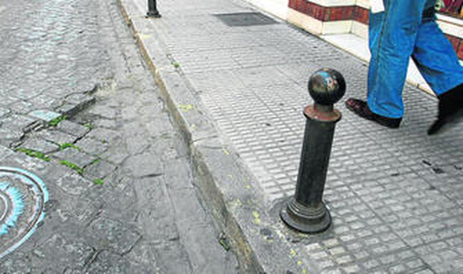 El estado de la calzada una de las quejas de los comerciantes linenses.