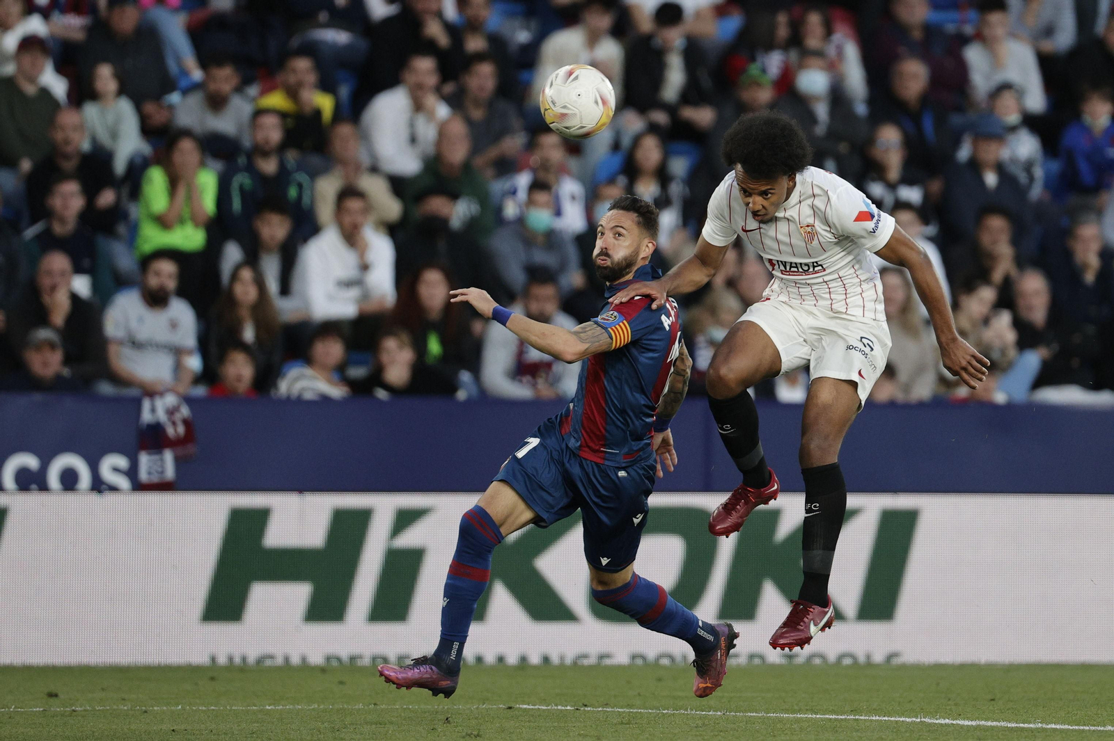 Koundé, autor del 1-3 tan determinante al Levante, despeja un balón ante Morales.