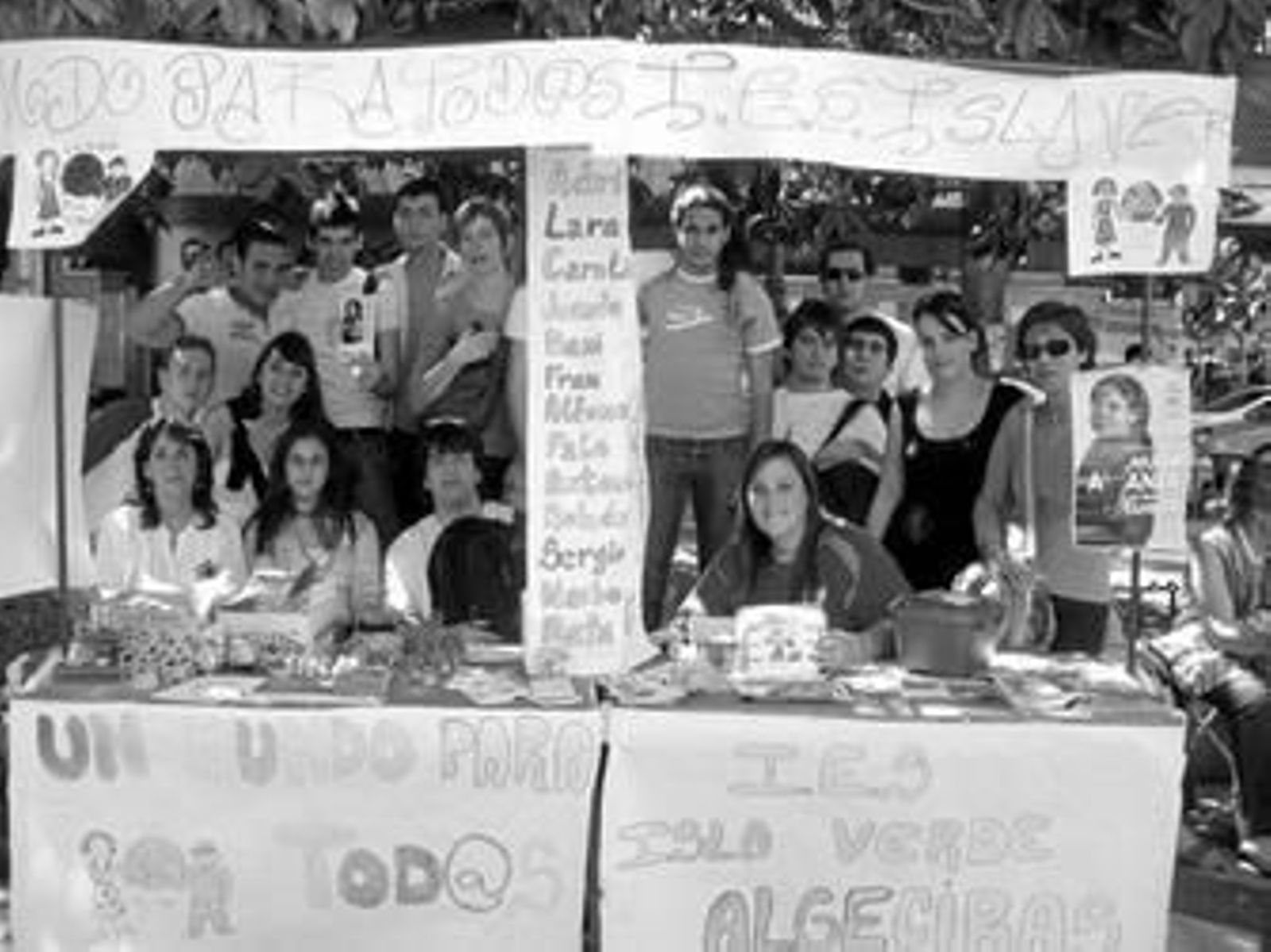 Profesores y alumnos, en el expositor que instalaron en la feria de Emprendedores Solidarios.