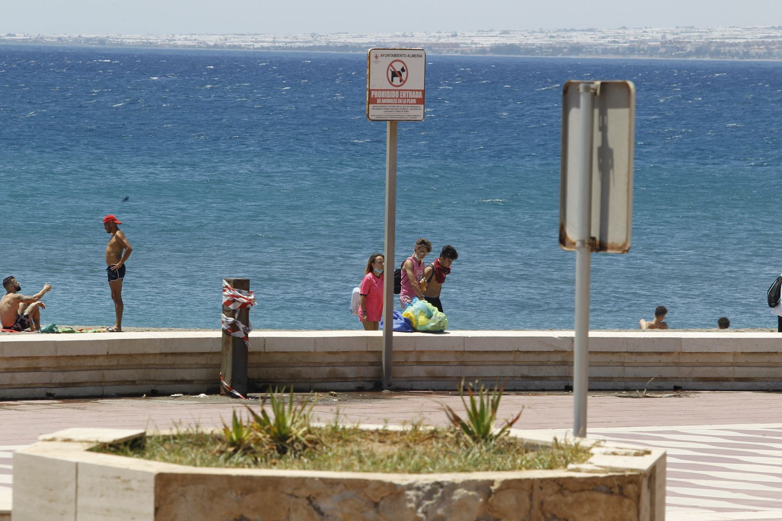 Fotogalería primer día de playa tras el confinamiento en Almería