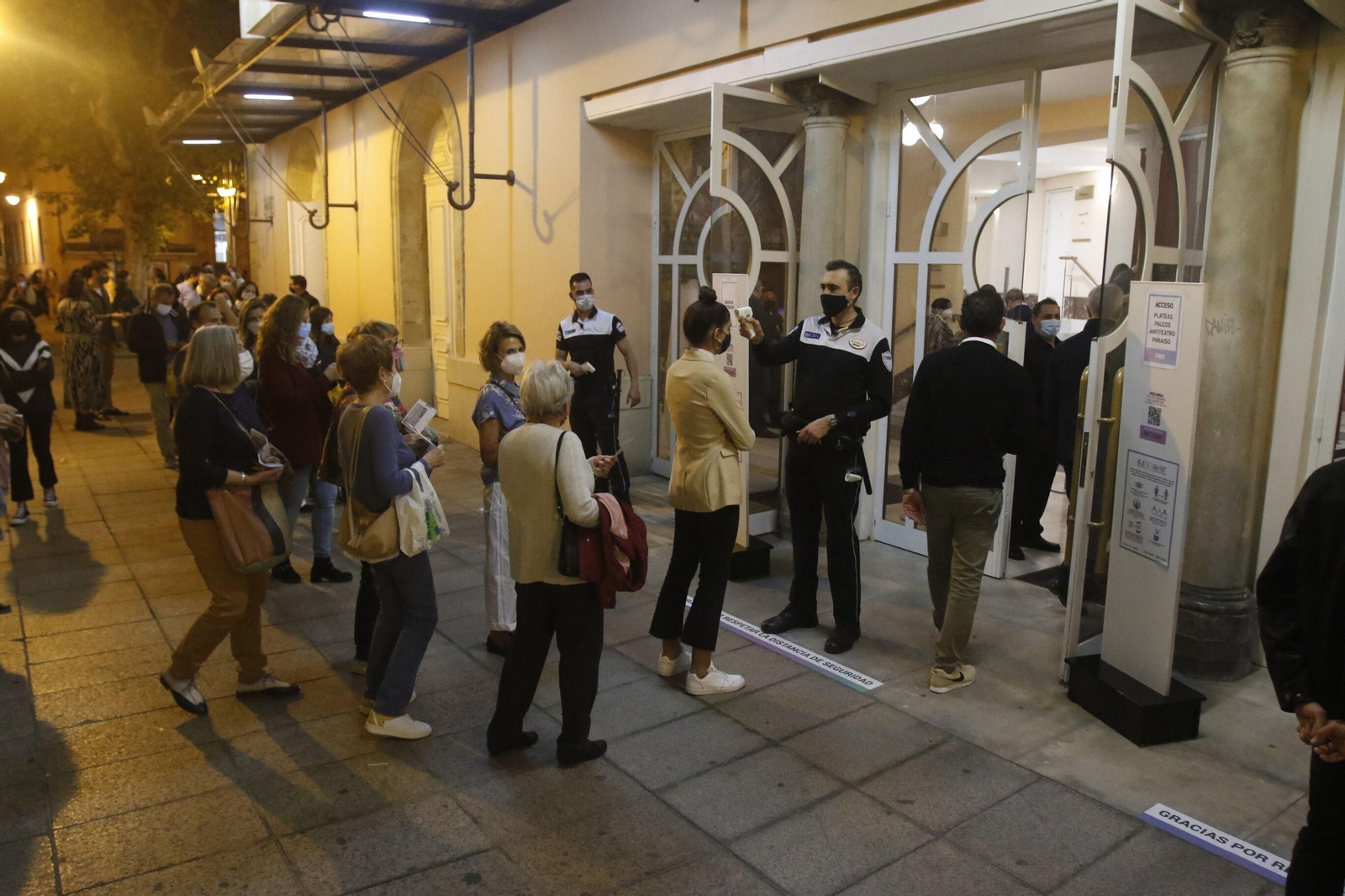 Colas para entrar al Gran Teatro de Córdoba.