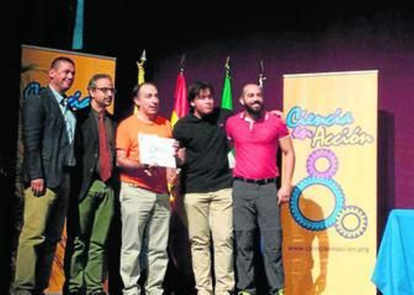 José Luis Rodríguez y sus colaboradores recogen el primer premio en la modalidad de laboratorio de matemáticas.