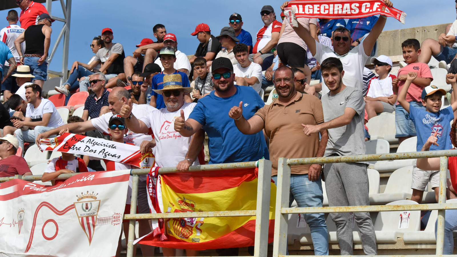 Fotos de la afición durante el Algeciras CF - AD Merída en el estadio municipal de Algeciras