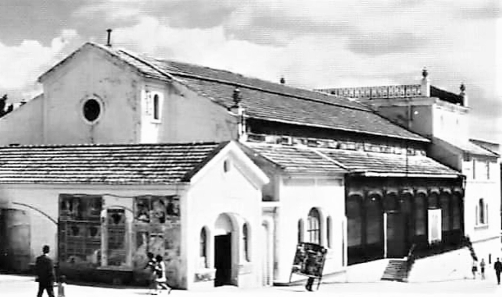 Parte trasera y lateral sur del casino-cinema