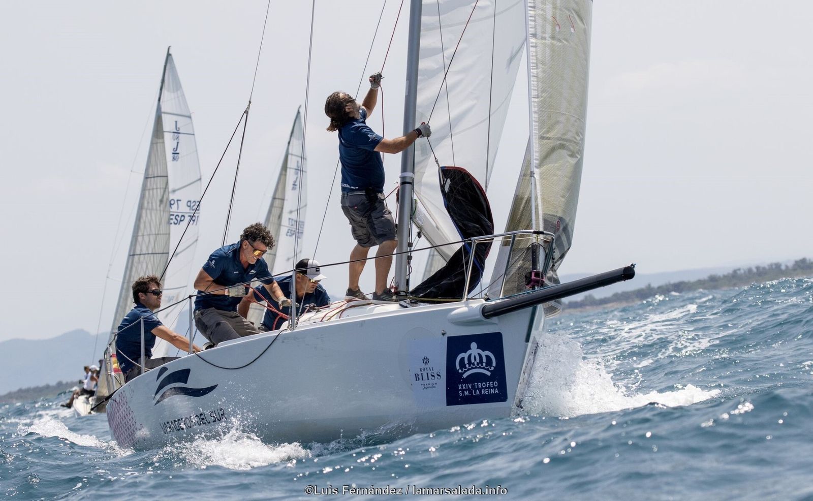 El 'GVS Varaderos del Sur', con sus regatistas a tope.