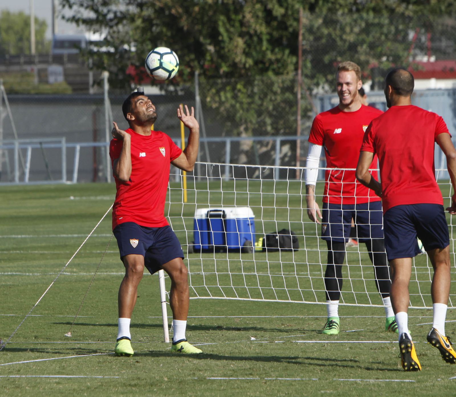 Mercado, con el balón, en la ciudad deportiva