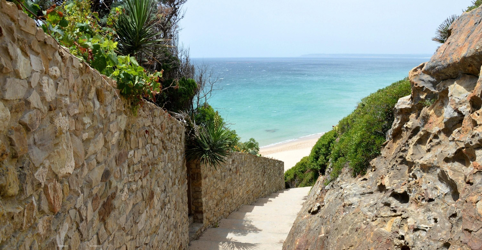 Bajada hacia la playa del Búnker Bajada hacia la playa del Búnker