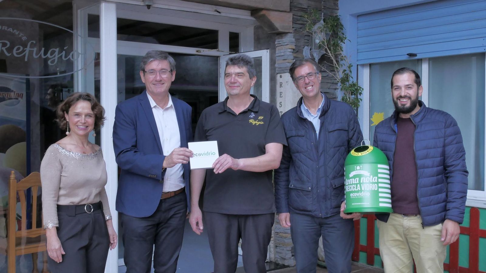 El alcalde, Manuel Cortés, entrega a 'El Refugio' un pack de experiencias del sorteo realizado.