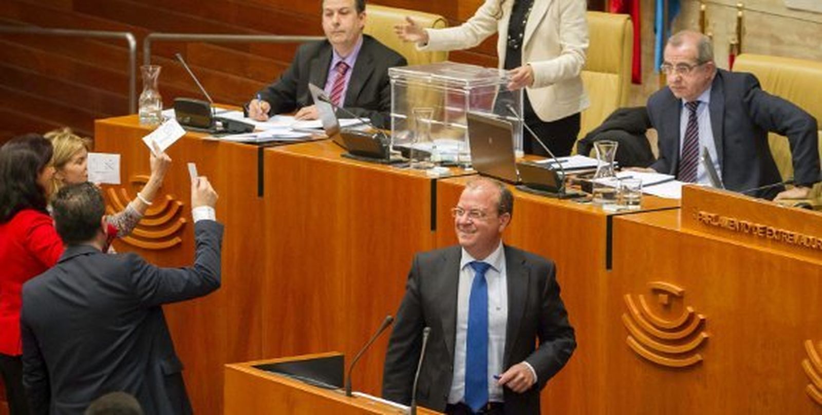 El Parlamento extremeño reclama parar la ley del aborto al Gobierno