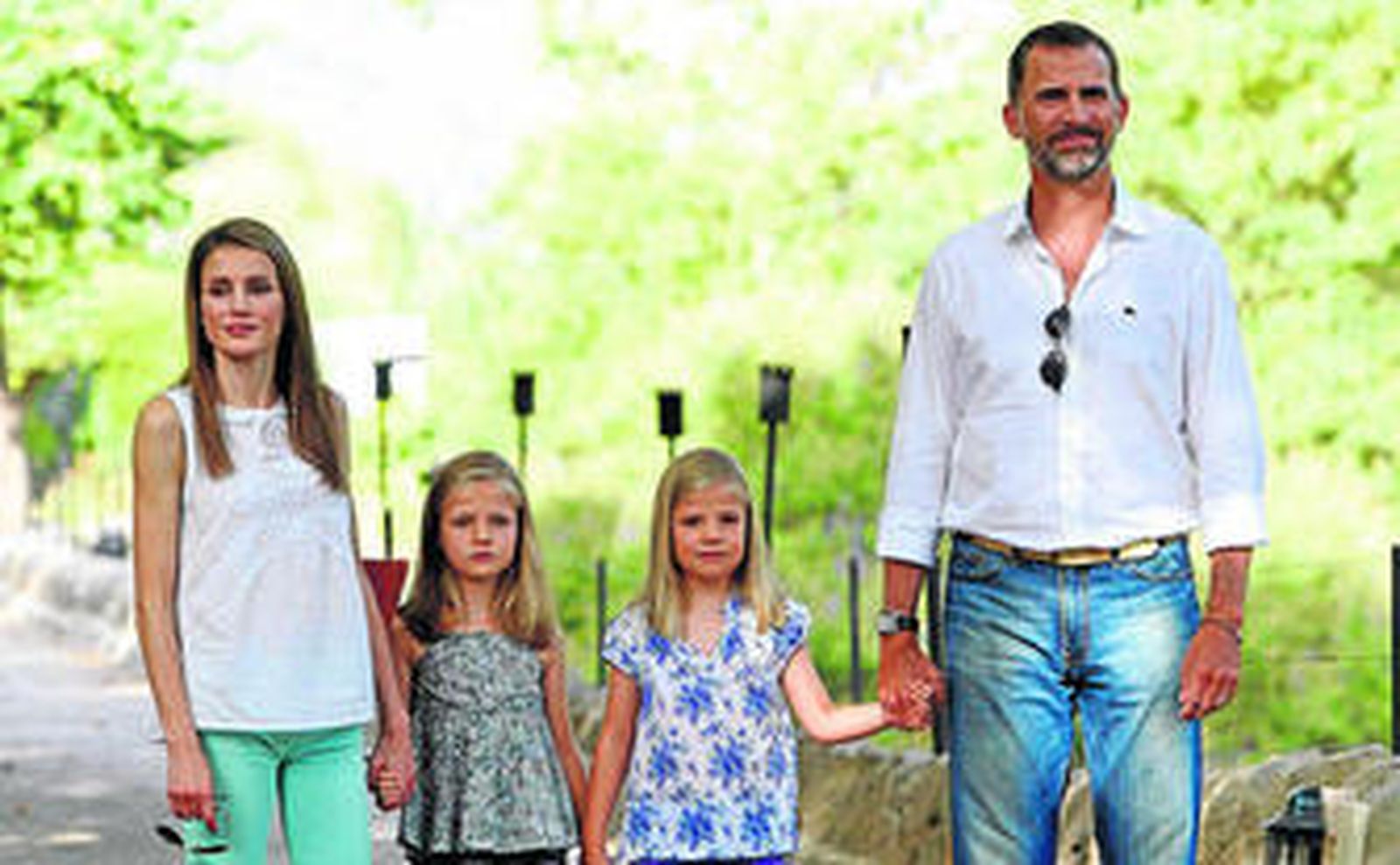 Los príncipes de Asturias, con sus hijas, las infantas Leonor y Sofía, este verano en Mallorca en su último posado oficial.