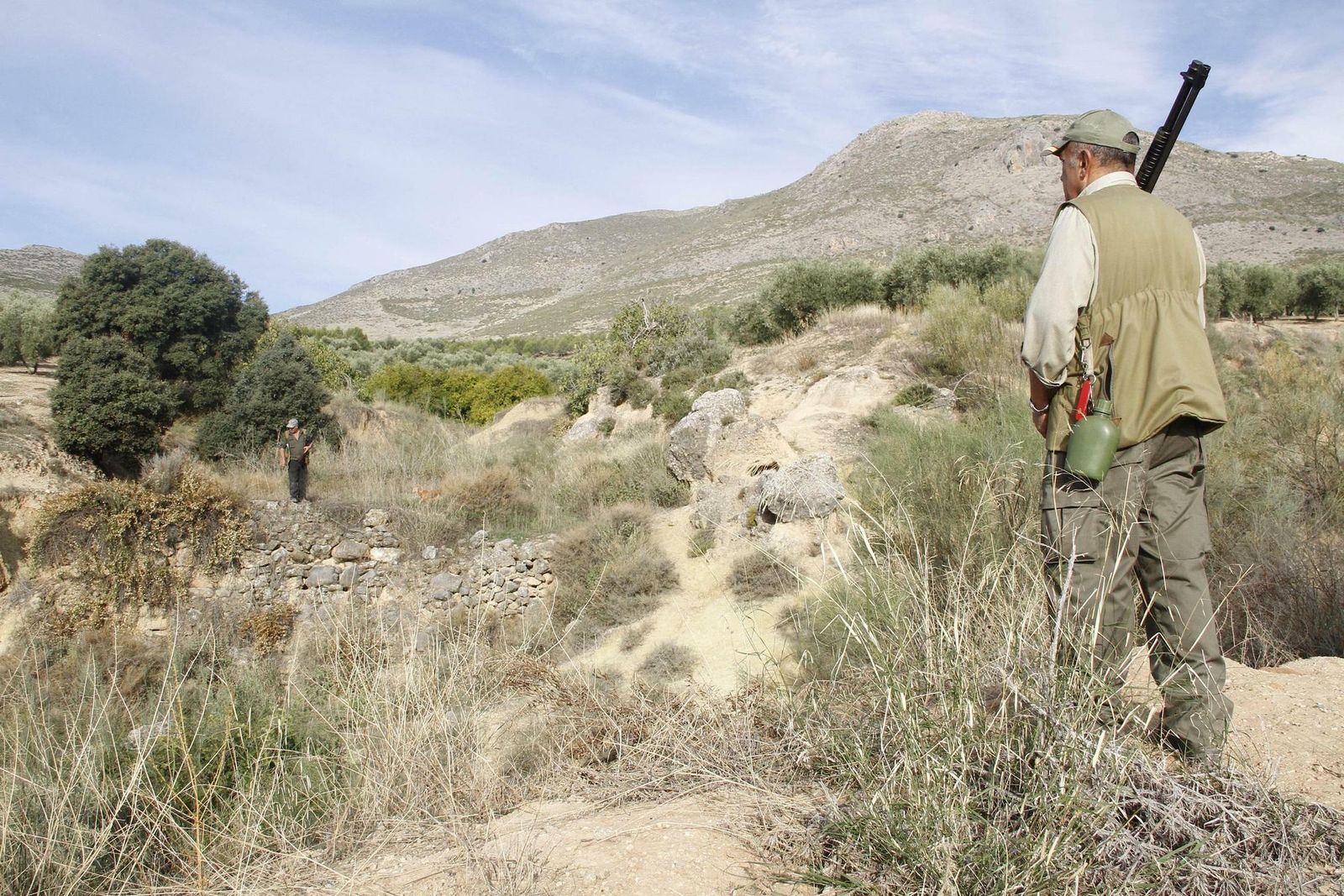 Un hombre participa en una cacería.