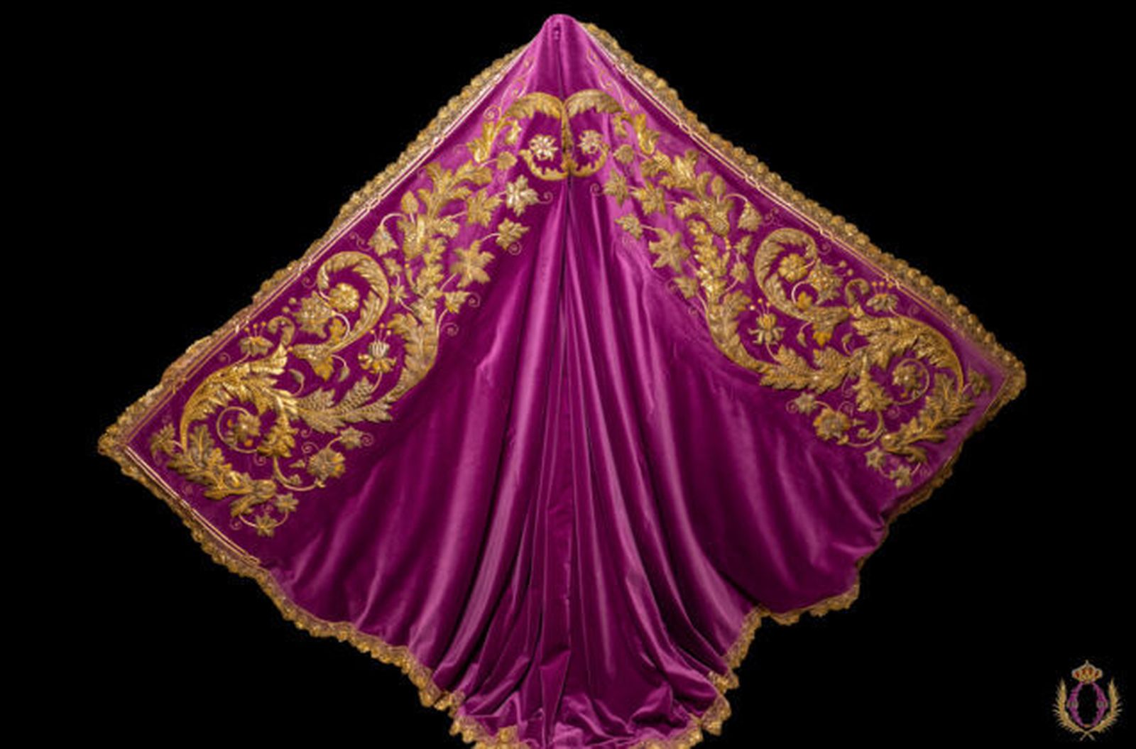 Los bordados en nuevo soporte, en este caso terciopelo morado, para el manto