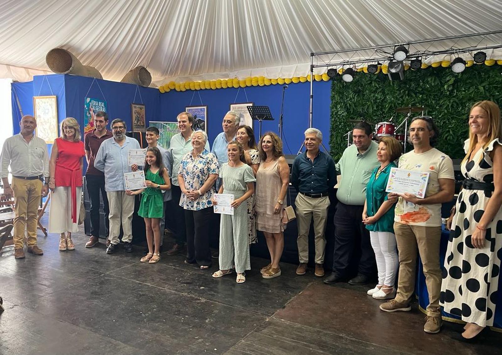 Los concejales, junto a los premiados en esta novena edición.