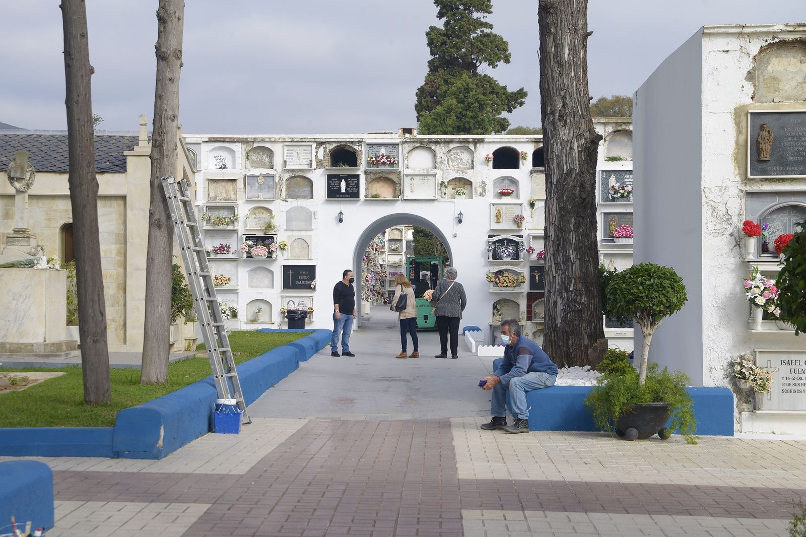Fotos del cementario de La Línea en el día de los  difuntos