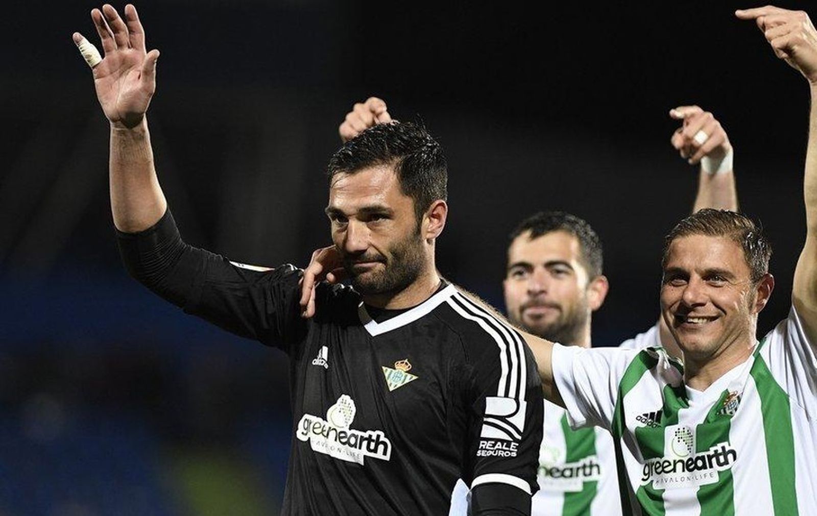 Adán saluda a la afición desplazada a Getafe mientras Joaquín y Amat indican que fue el gran artífice de la victoria bética.