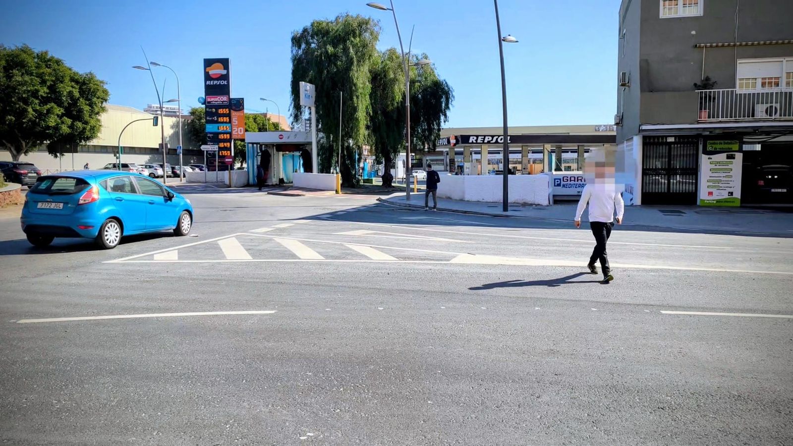 Peatones cruzan la Avenida del Mediterráneo junto al Pabellón Rafael Florido en un tramo sin paso señalizado tras la demolición del antiguo puente dentro de las obras del soterramiento.