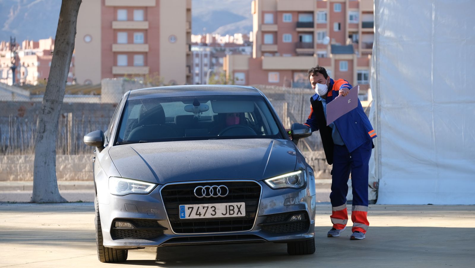 Fotogalería vacunación COVID-19 en el Palacio de los Juegos Mediterráneos. Almería