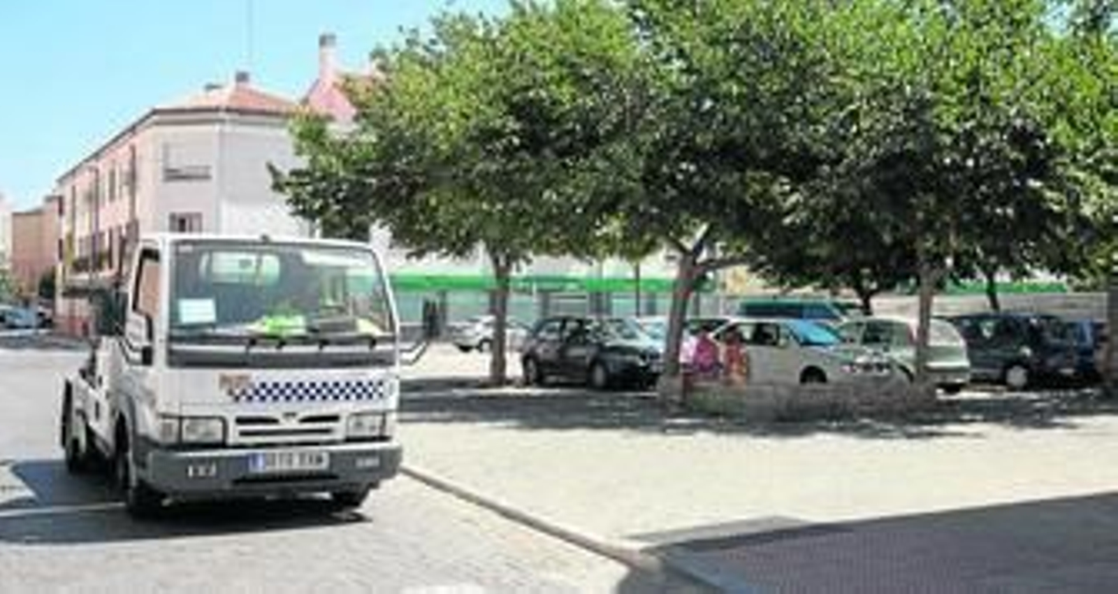 Una grúa ayer en el aparcamiento ilegal entre las calles Cerrojo y Huerto del Obispo.