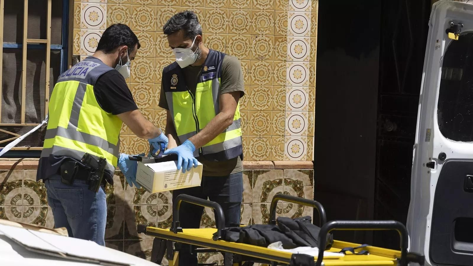 Varios agentes de la Policía Científica en un domicilio de Dos Hermanas donde una mujer recibió más de un centenar de puñaladas en junio de 2022.