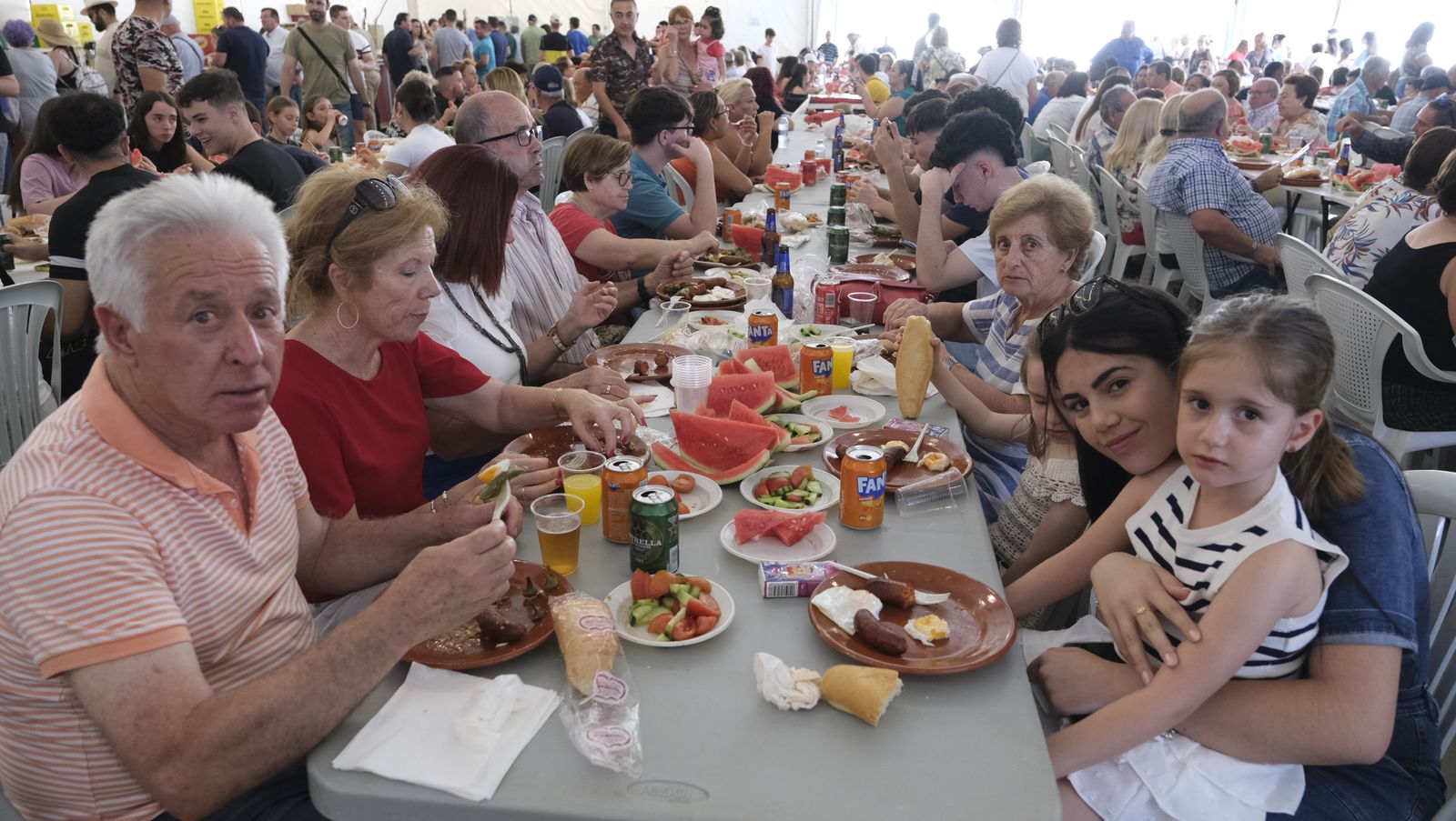 Imágenes de la degustación de huevos fritos con chorizo, en las Fiestas de Santa María del Águila