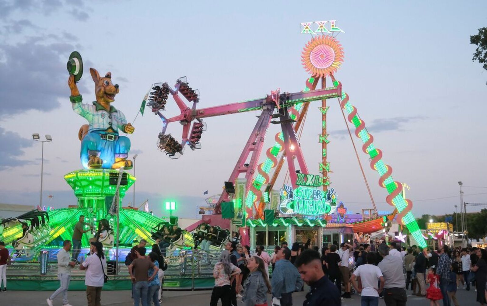 Atracciones en la calle del Infierno del recinto de El Arenal.