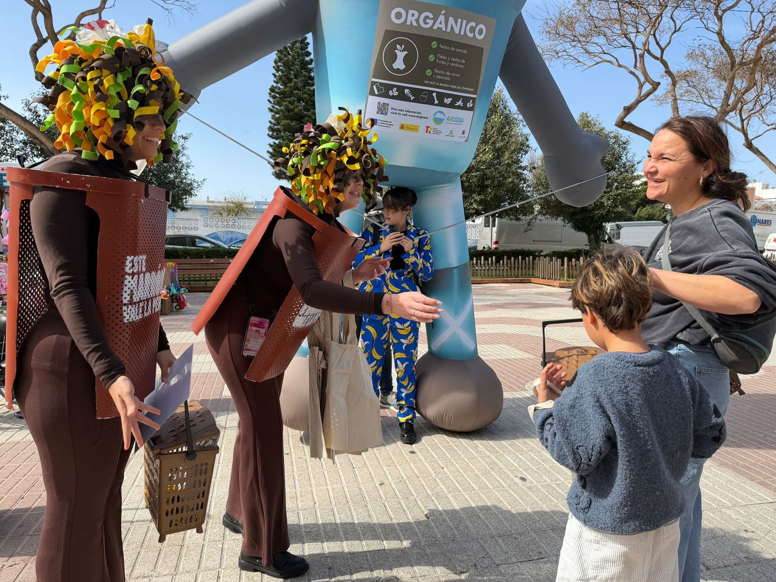 La campaña de la Mancomunidad y Arcgisa para el uso del contenedor marrón llega a Tarifa