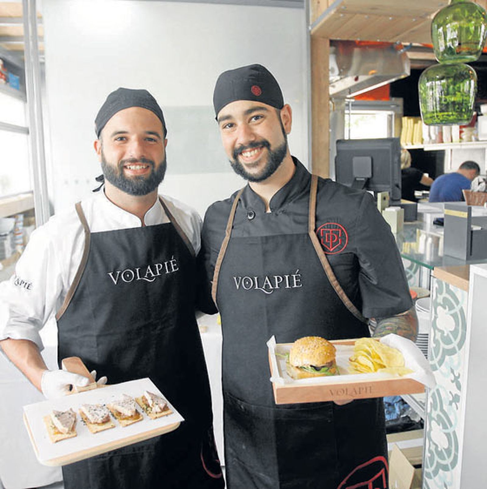Algunos de los camareros de la taberna El Volapié. 

Foto: José Martínez
