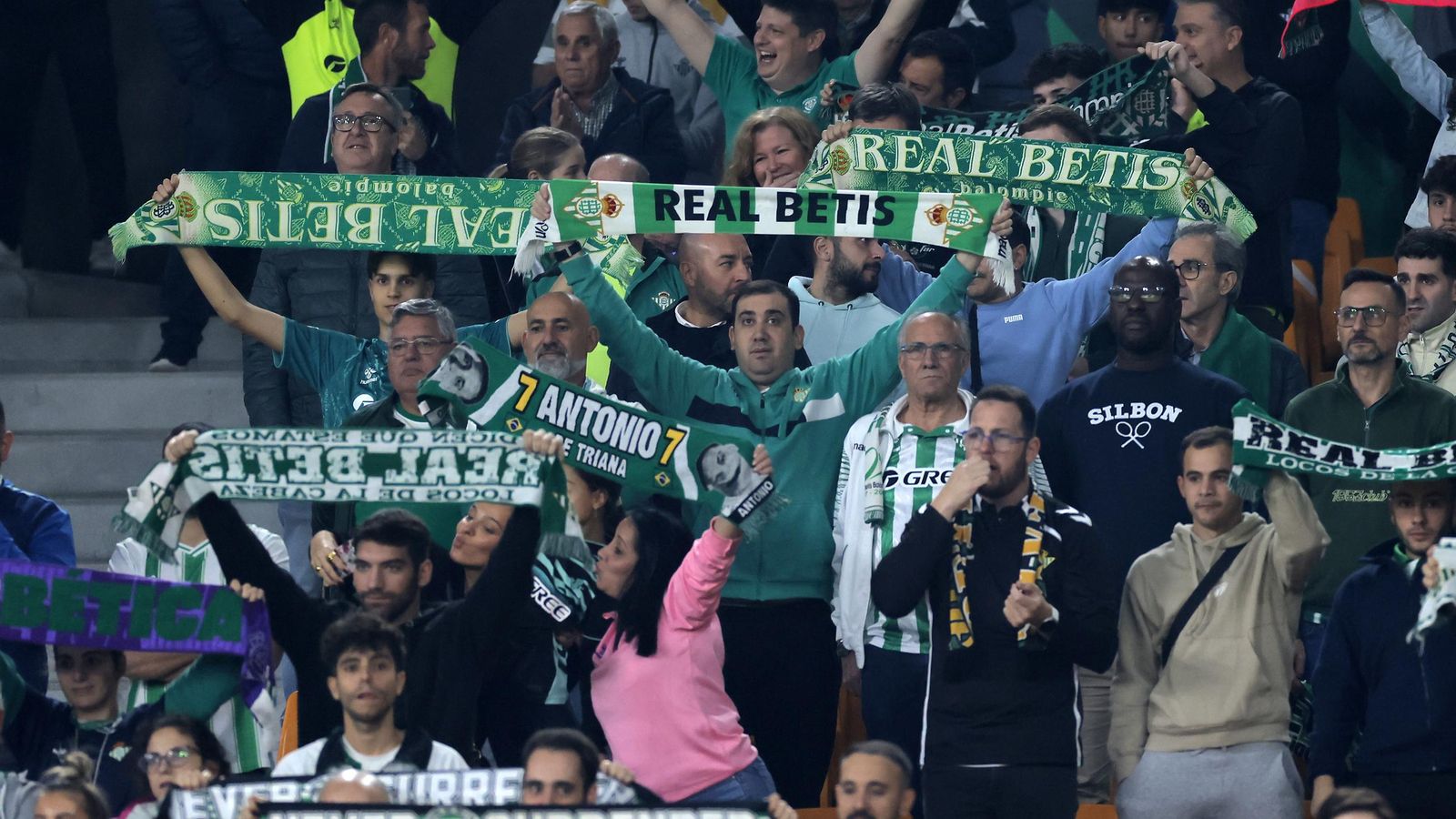 Búscate en las fotos del Betis - Olympique Lyonnais