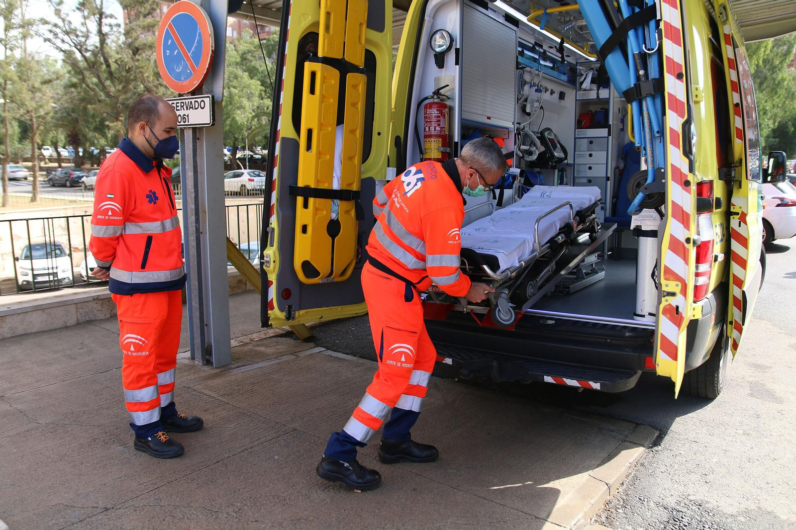 Dos operarios del 061, junto a una ambulancia.