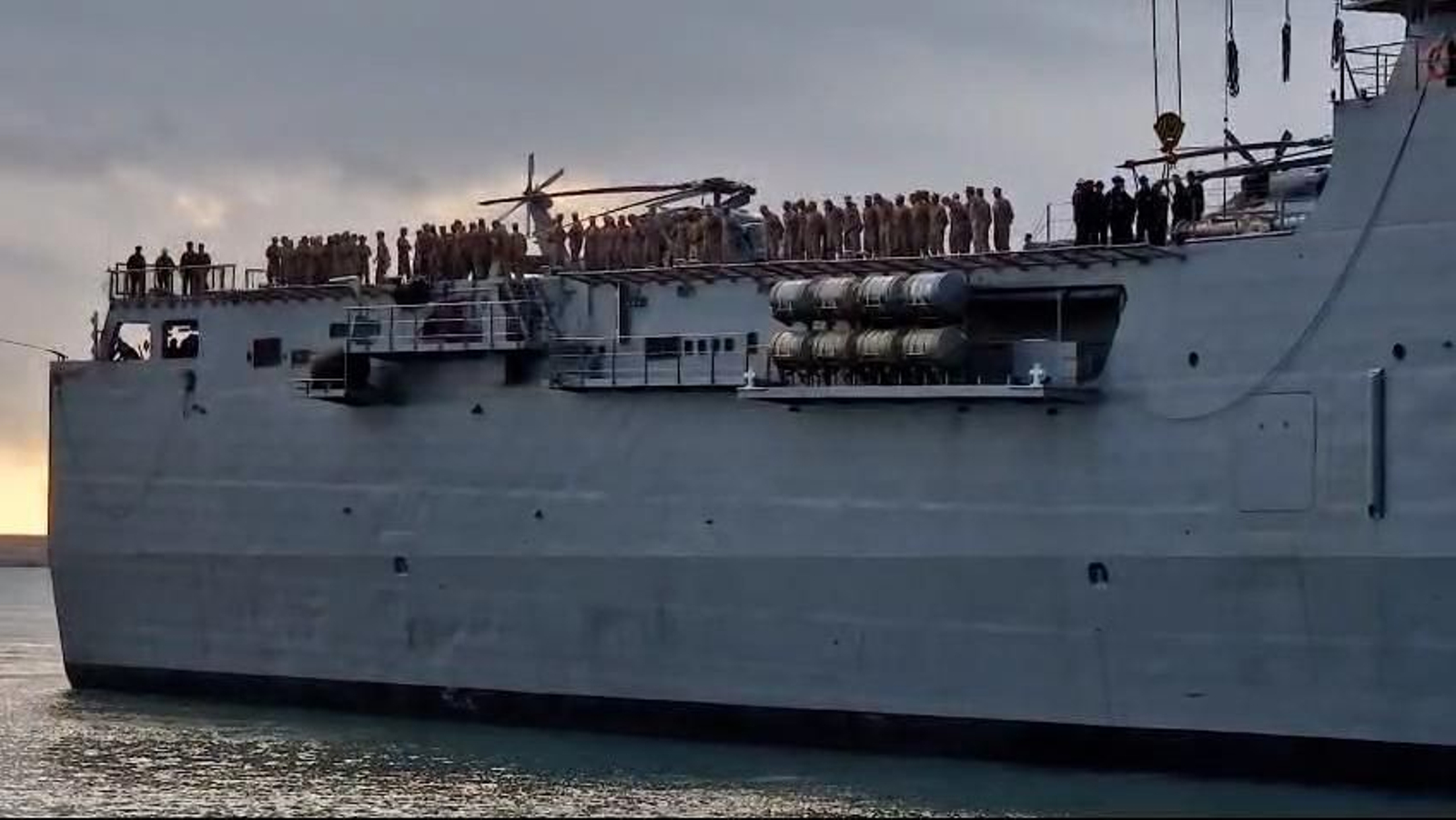 El buque Galicia de la Armada llega al puerto de Valencia