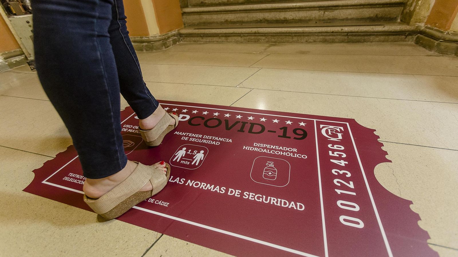 Pegatina del hall, a modo de entrada de espectáculo, donde se recuerdan las normas de seguridad.