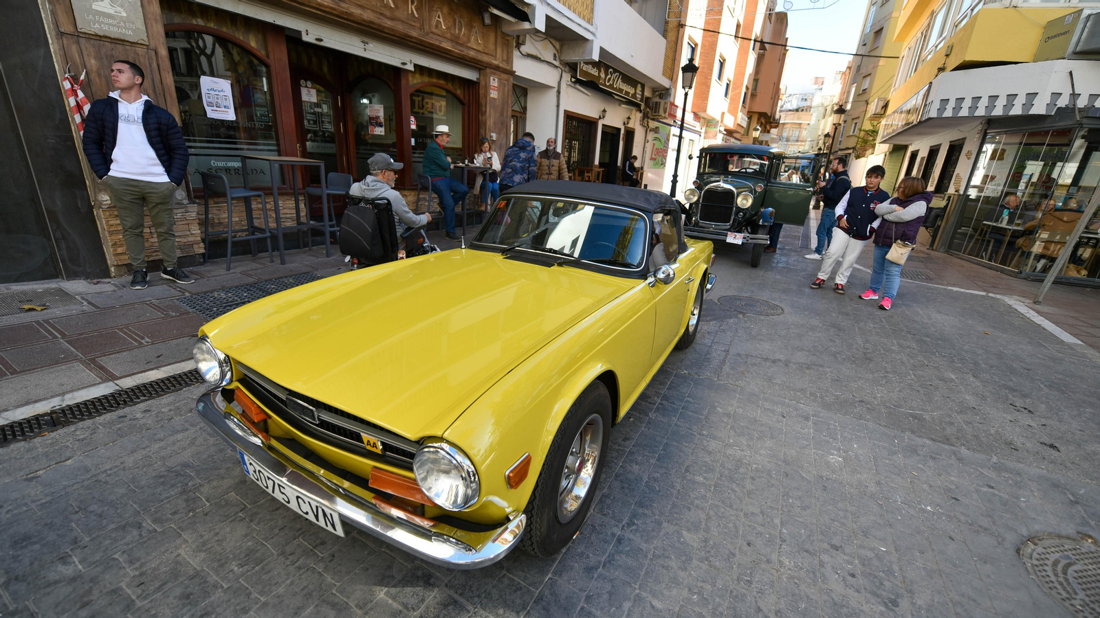 La exhibición de coches de antiguos en el centro de La Línea, en imágenes