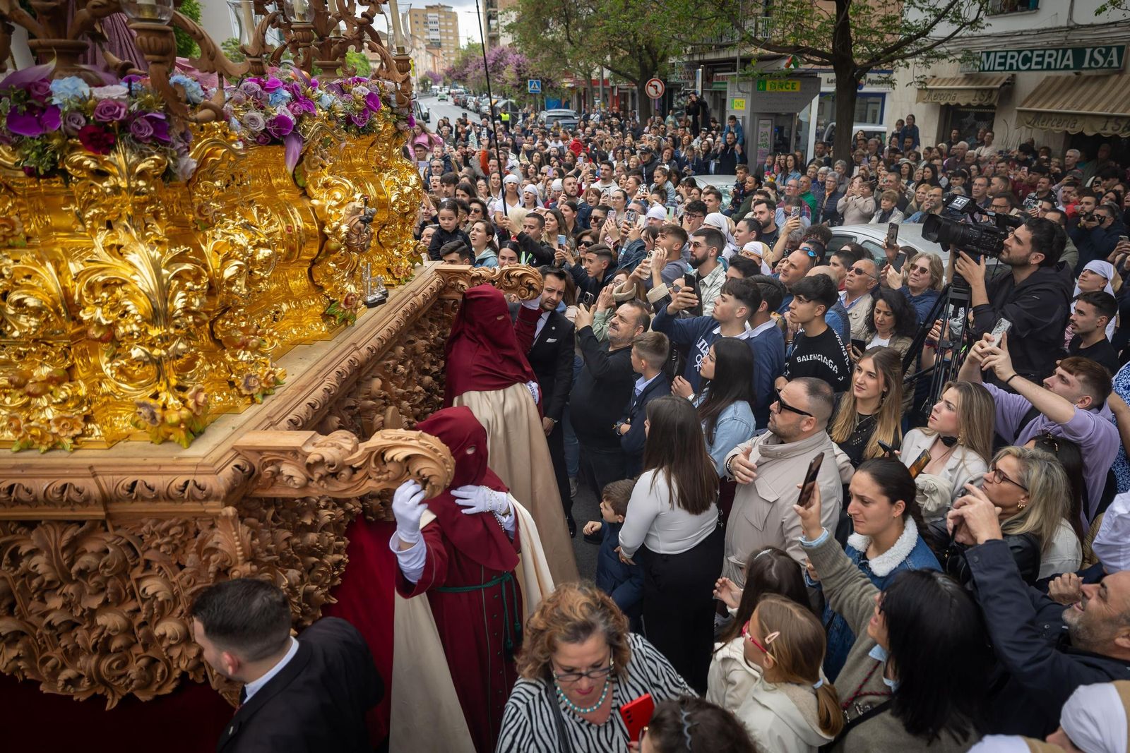 Así vivió Granada la salida de la Hermandad del Trabajo 2025