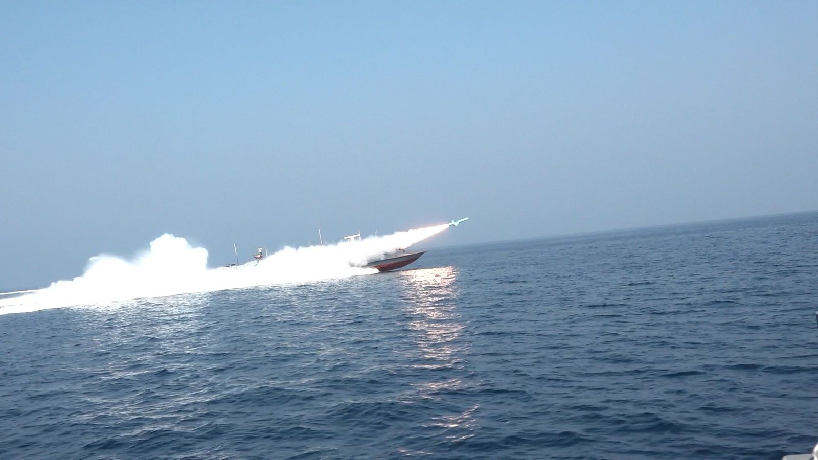 Irán comienza el cierre del Estrecho de Ormuz.