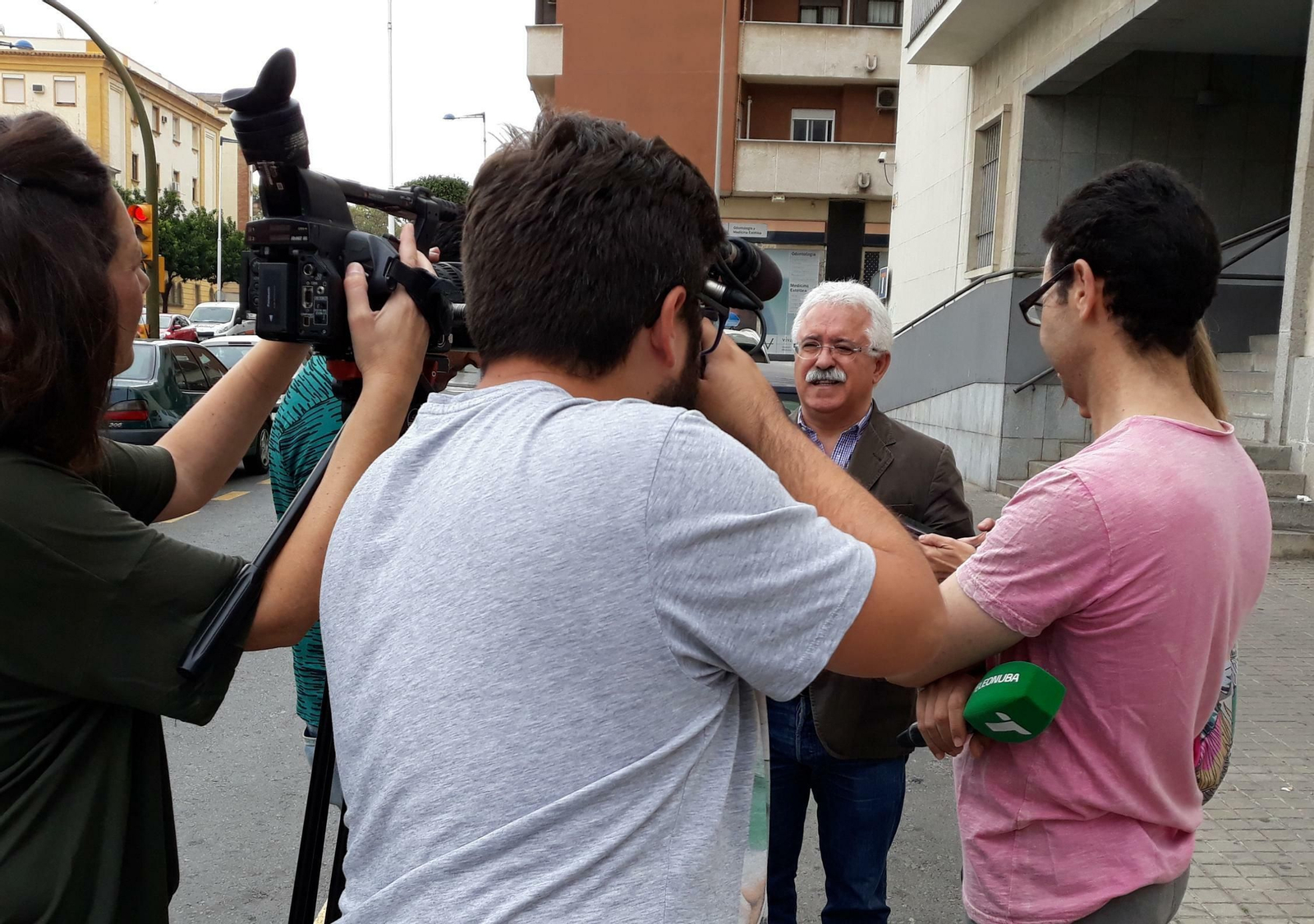 El secretario de UGT-FICA, Luciano Gómez, con los medios de comunicación ante de presentar el recurso.