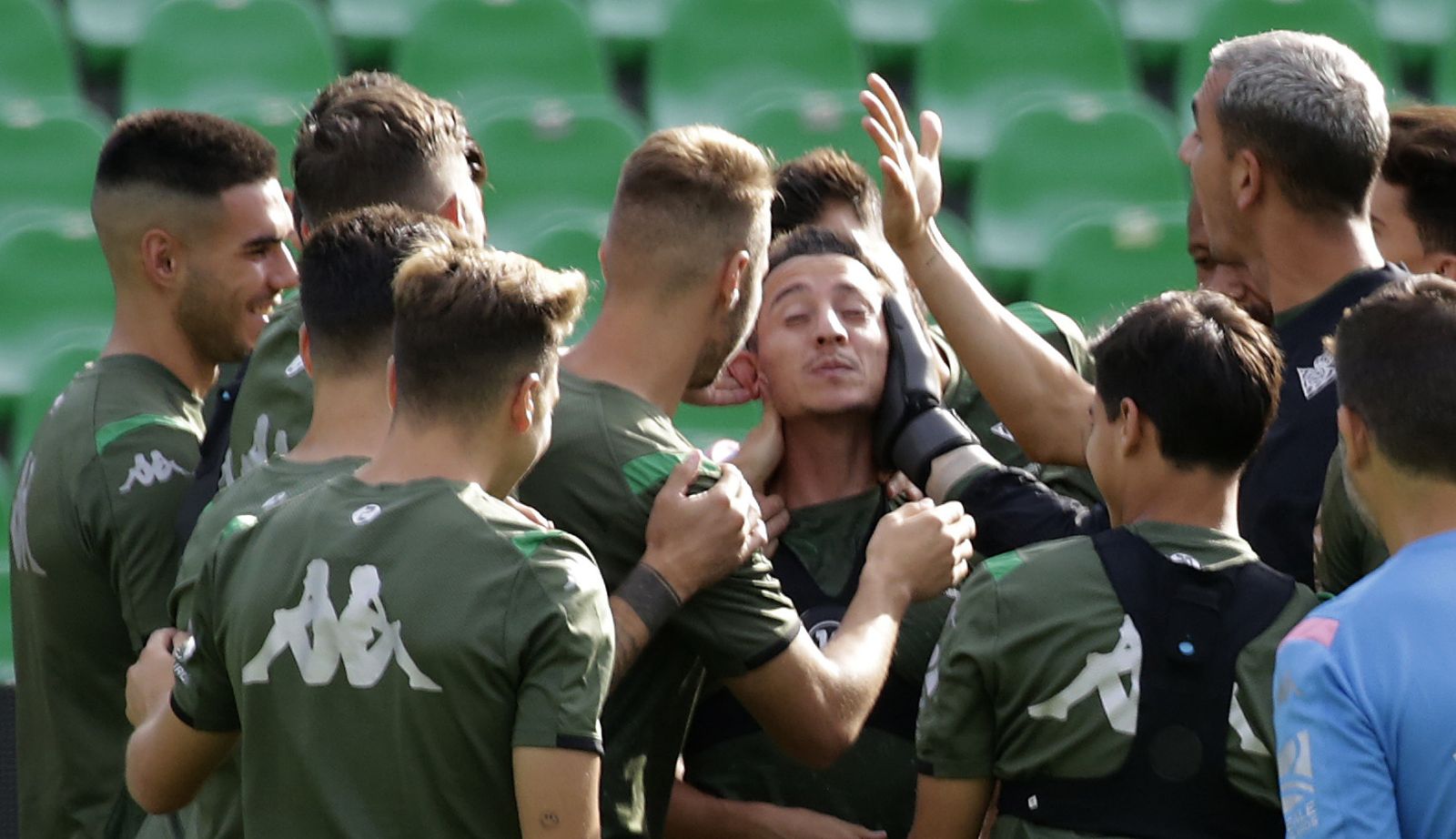 Guardado recibe el pasillo de sus compañeros.