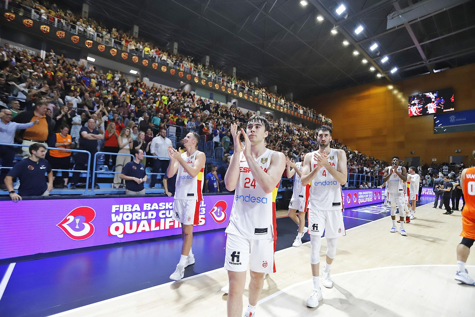 Imágenes de la celebración de la selección Española de baloncesto por certificar su pase con una victoria ante Paises Bajos Imágenes de la celebración de la selección Española de baloncesto por certificar su pase con una victoria ante Paises Bajos