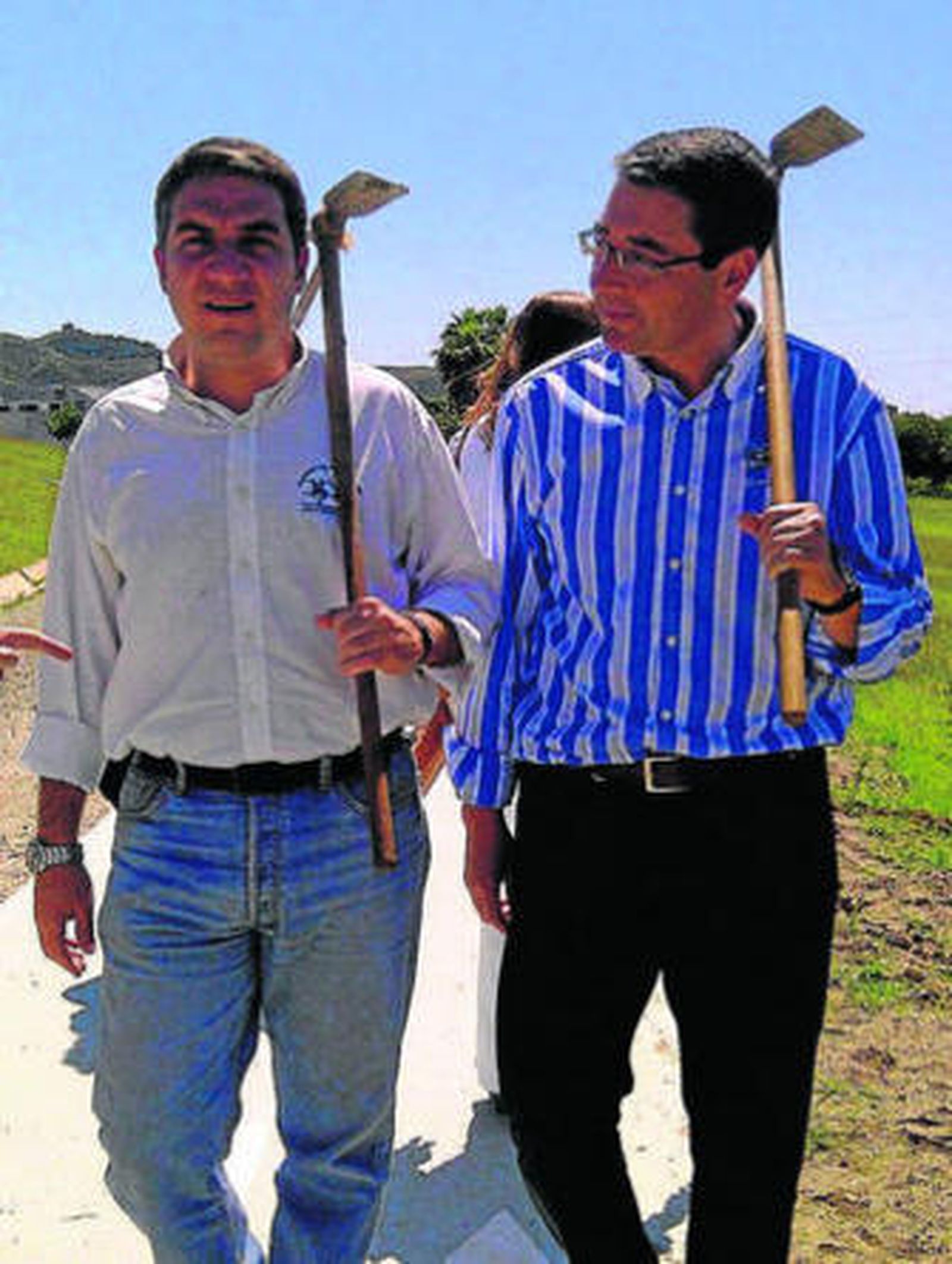 Bendodo y Salado, con la azada al hombro.