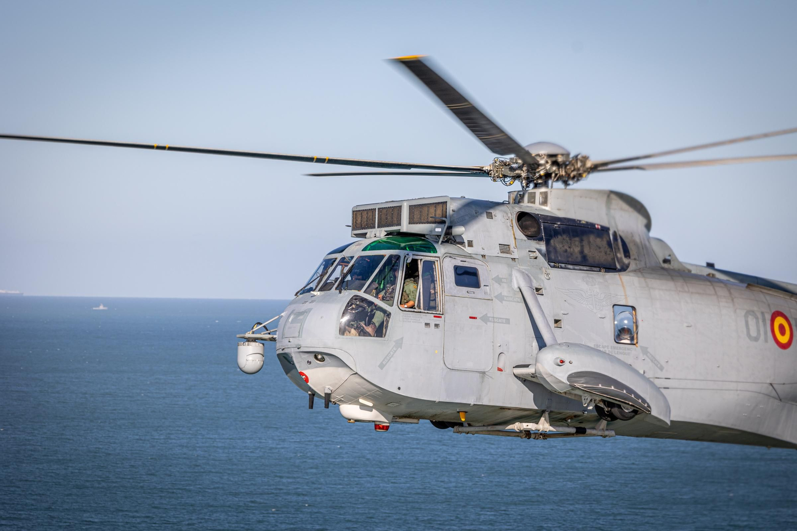 Imágenes del vuelo de despedida de los 'Sea King'  de la Quinta Escuadrilla de la FLOAN de la Armada por la Bahía de Cádiz