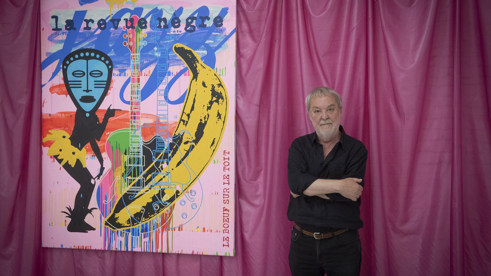 Cuervo junto a otra de las obras.