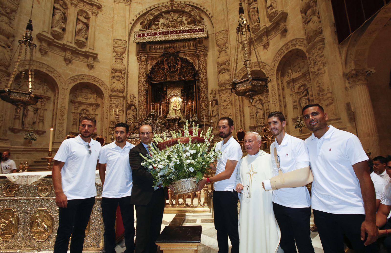 Carriço, Navas, Castro, Machín, el padre Indalecio, Escudero Y Mercado, ante la Virgen.