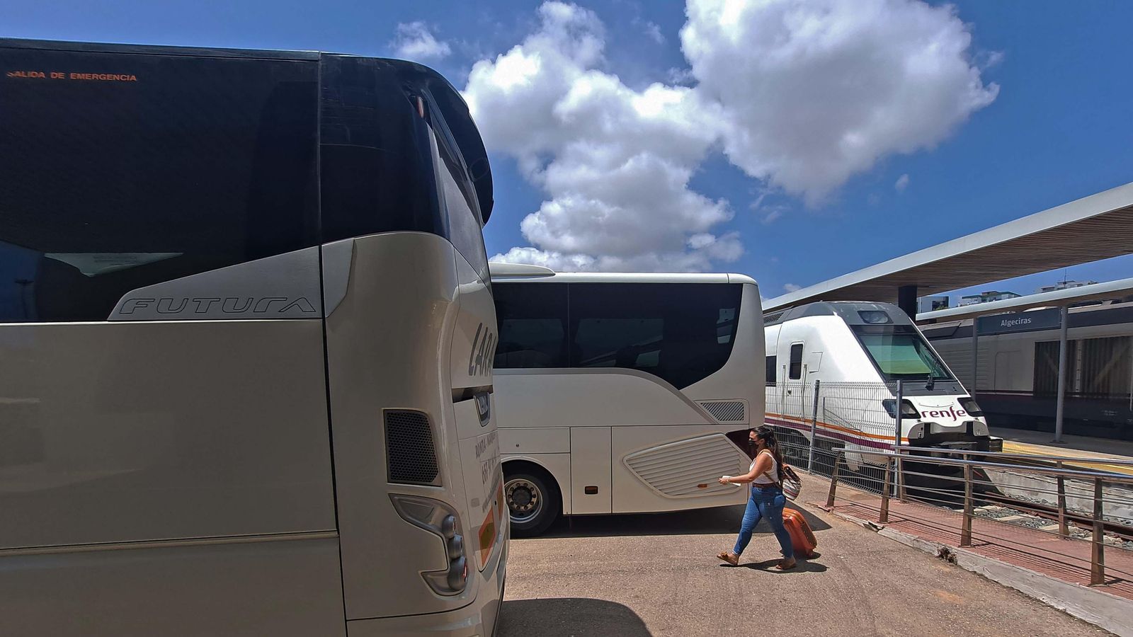 Los autobuses que ha dispuesto Renfe, en la estación de Algeciras Los autobuses que ha dispuesto Renfe, en la estación de Algeciras