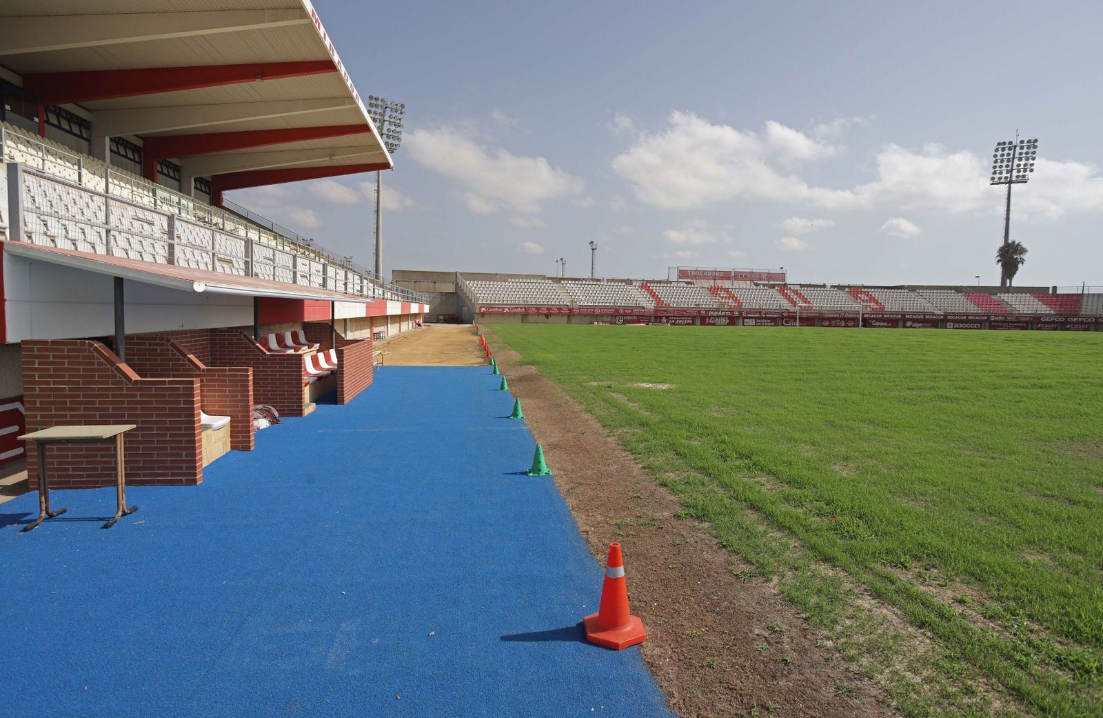 Los banquillos del estadio Nuevo Mirador.