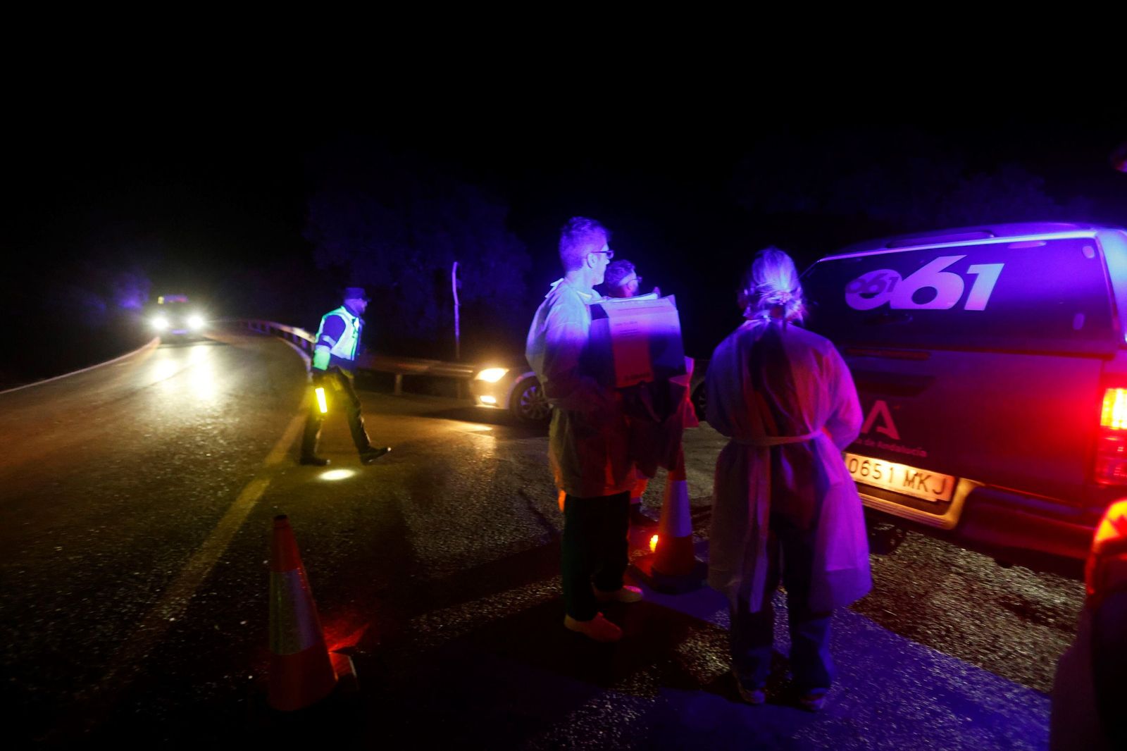 Las imágenes de los vehículos de emergencias evacuando a los pasajeros del descarrilamiento en Adamuz