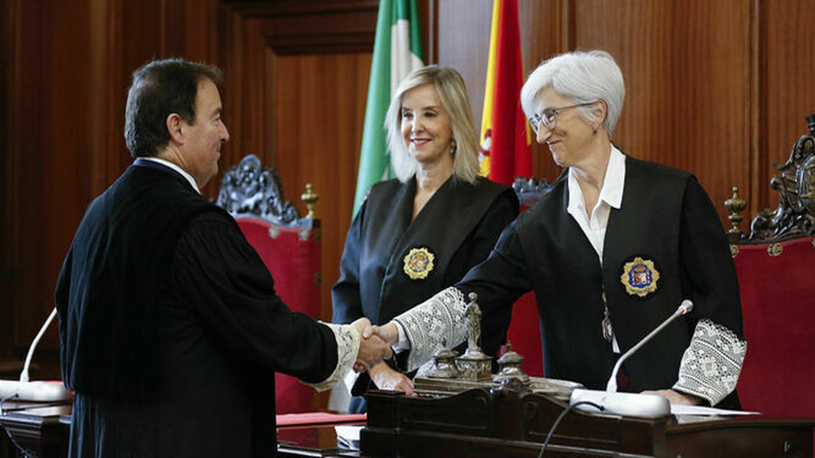 María José Segarra (derecha), en la toma de posesión de su sucesor Luis Fernández Arévalo