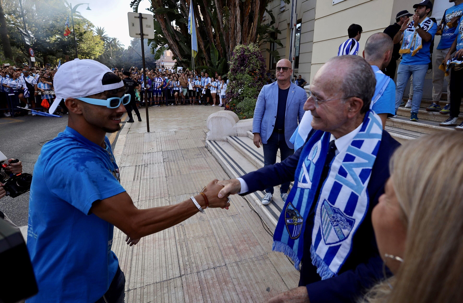 El alcalde saluda a Kevin durante la fiesta.