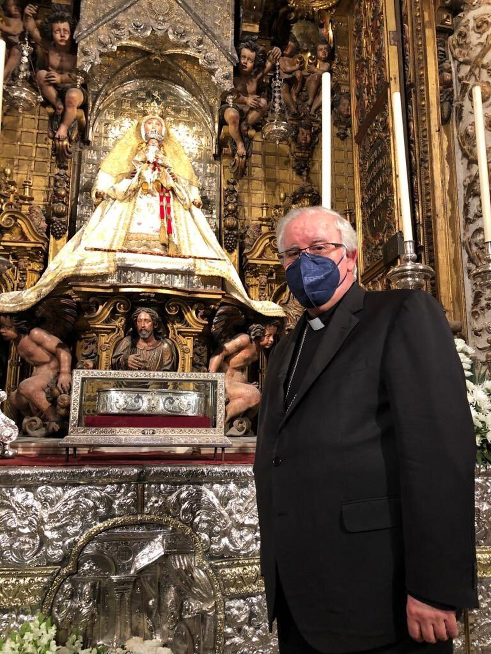 El nuevo arzobispo de Sevilla junto a la Virgen de los Reyes.