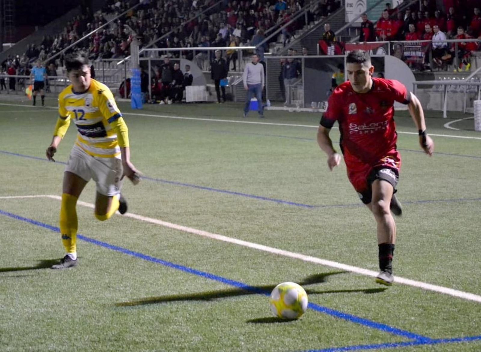 Marwan, jugador del Salerm de Puente Genil, trata de escapar de la presión de un rival.