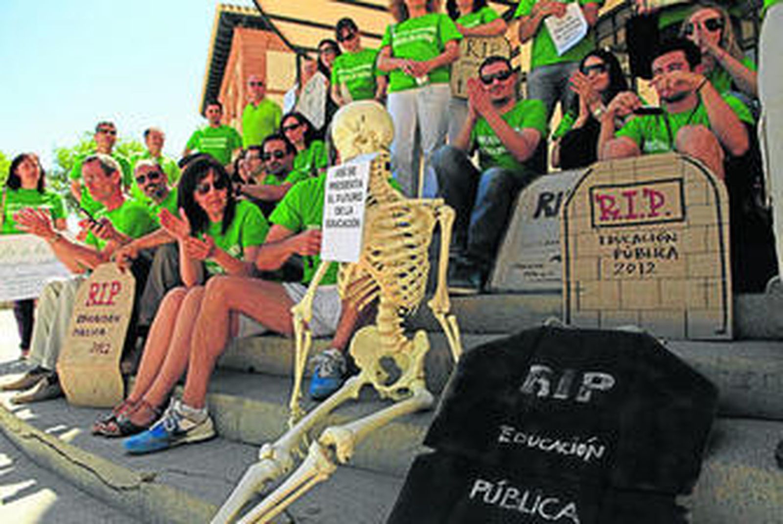 Casi medio centenar de profesores del IES Camilo José Cela de Campillos se manifestaron el pasado viernes por las calles de la localidad.
