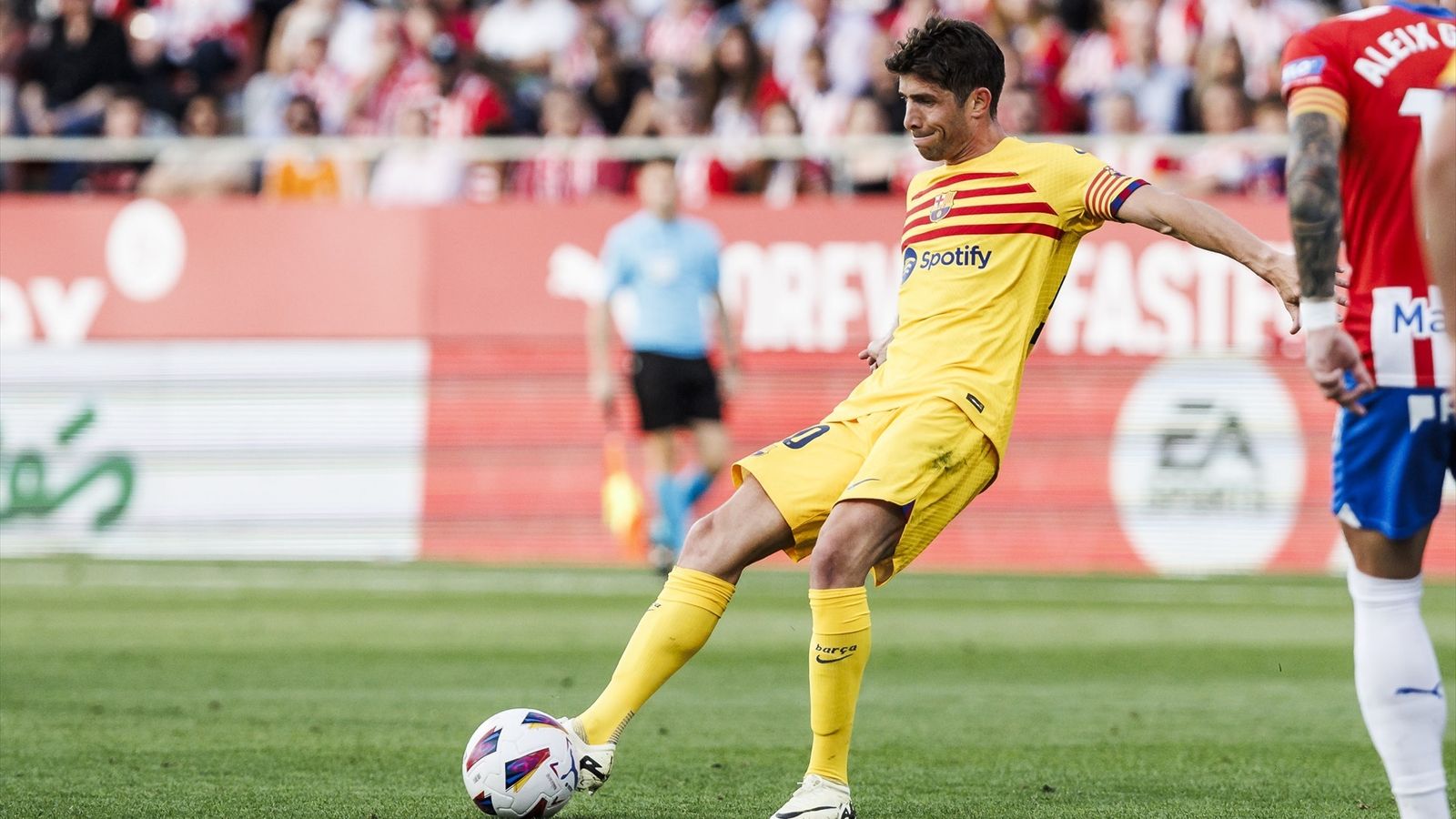 Sergi Roberto da un pase ante el Girona